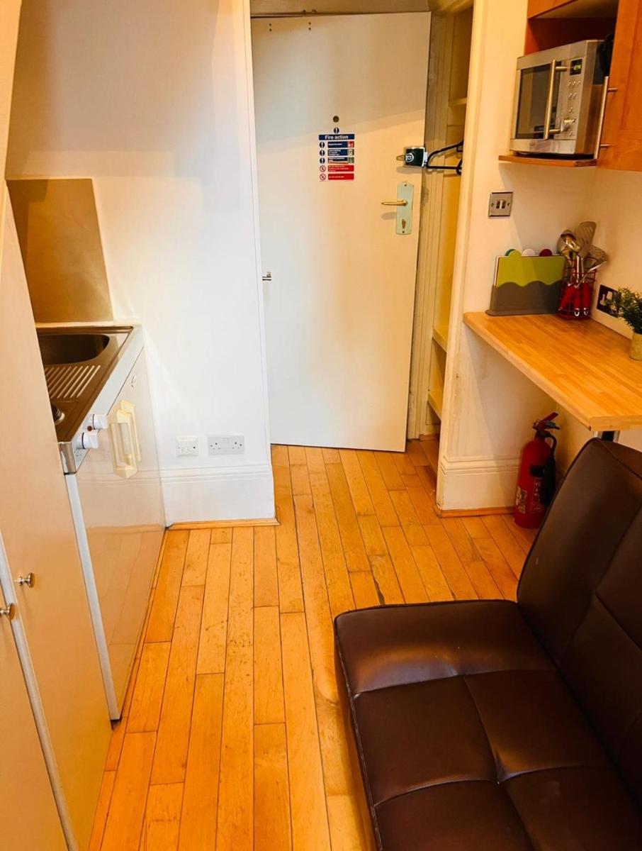 F10- Mezzanine 1st Floor Flat Fits 3 Near Paddington - image 4