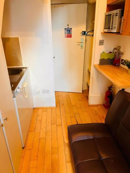 F10- Mezzanine 1st Floor Flat Fits 3 Near Paddington - image 5
