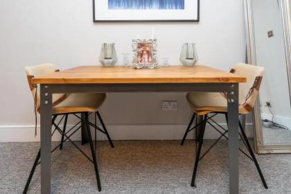 Spacious 1 Bedroom Garden Flat near King's Road - image 28