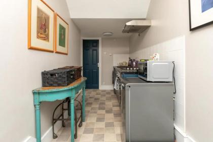Spacious 1 Bedroom Garden Flat near King's Road - image 6