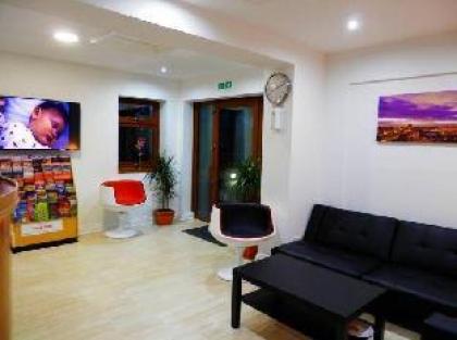 London Plus Heathrow B & B - image 11