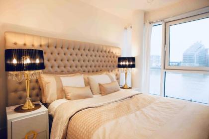 Thames riverside apartment in London - image 9