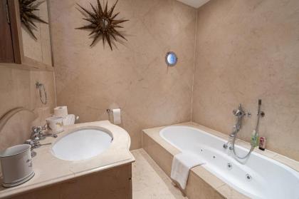 Stone Built Vintage Chic House in the Heart of Knightsbridge - image 8