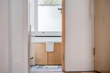 Bright Two Bedroom Apartment Near Vibrant Camden Town - image 21
