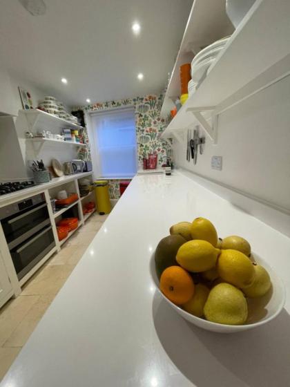Beautiful 4 Bedroom Family Home in Clerkenwell - image 26