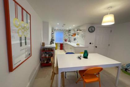 Beautiful 4 Bedroom Family Home in Clerkenwell - image 27