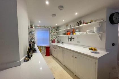 Beautiful 4 Bedroom Family Home in Clerkenwell - image 28
