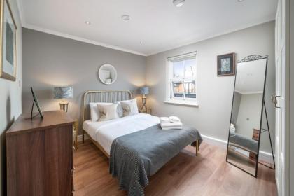 Modern 1 Bedroom Barons Court Flat Lift and Balcony - image 8