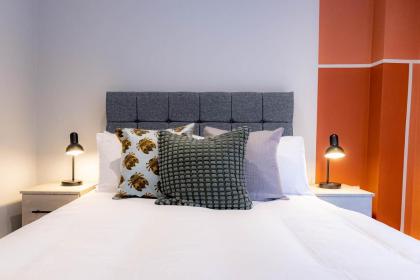 Luxurious Apartments Hackney near Train Station - image 3