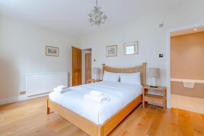 Spacious and Central 3 Bedroom House in Paddington - image 12