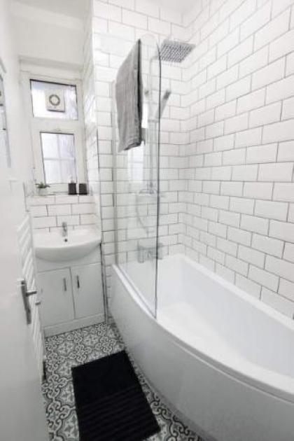 Shoreditch London  Modern Two-Bedroom Serviced - image 13