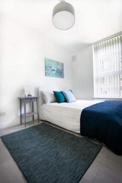 Shoreditch London  Modern Two-Bedroom Serviced - image 3