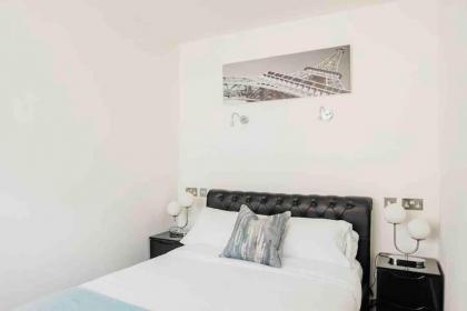 Canary wharf Luxury apartment - image 16
