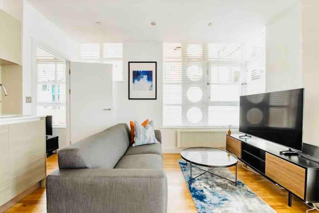 Canary wharf Luxury apartment - image 4