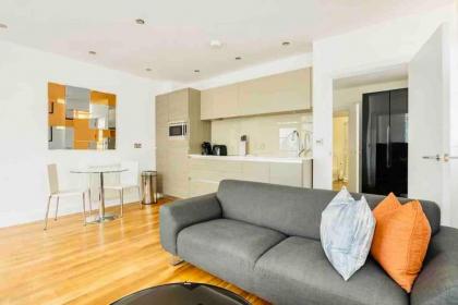 Canary wharf Luxury apartment - image 6