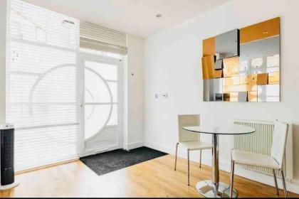Canary wharf Luxury apartment - image 9