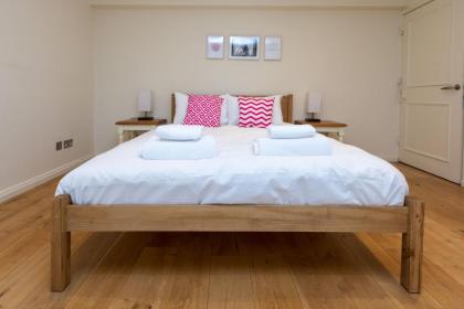 Modern and Bright 3 Bedroom House in Paddington - image 16
