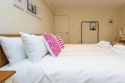Modern and Bright 3 Bedroom House in Paddington - image 17