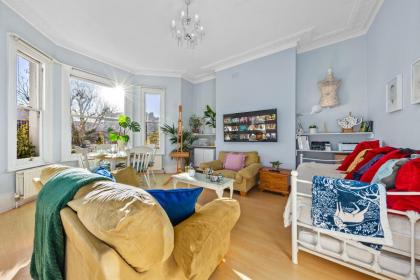 Artist's Bright Hampstead Heath Village 2 bed