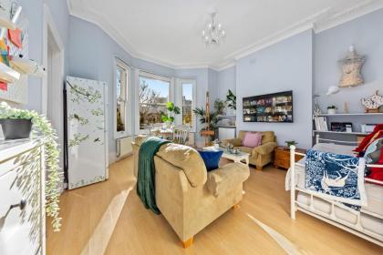 Artist's Bright Hampstead Heath Village 2 bed - image 21