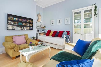 Artist's Bright Hampstead Heath Village 2 bed - image 22