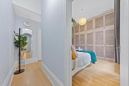 Artist's Bright Hampstead Heath Village 2 bed - image 23