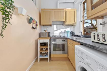 Artist's Bright Hampstead Heath Village 2 bed - image 24