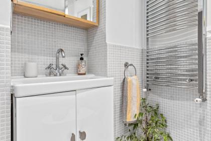 Artist's Bright Hampstead Heath Village 2 bed - image 26