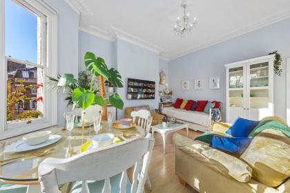 Artist's Bright Hampstead Heath Village 2 bed - image 27