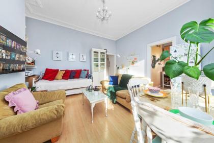 Artist's Bright Hampstead Heath Village 2 bed - image 28