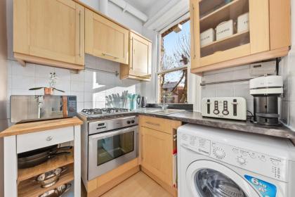 Artist's Bright Hampstead Heath Village 2 bed - image 29