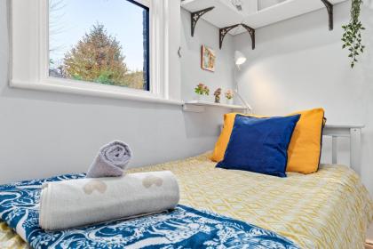 Artist's Bright Hampstead Heath Village 2 bed - image 30