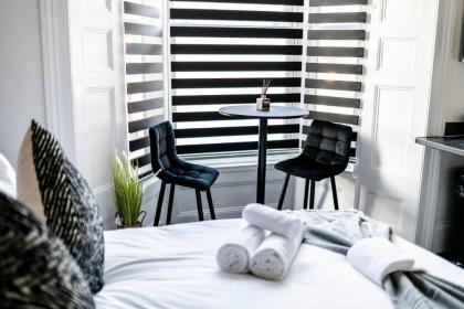 Stylish self-contained studio 1 - image 11