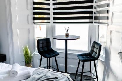 Stylish self-contained studio 1 - image 16