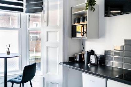 Stylish self-contained studio 1 - image 9