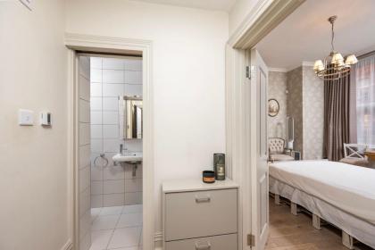 Charming Chelsea Studio Your Cozy Urban Retreat - image 8