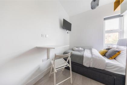 Functional Budget Stay with Wi-Fi and Laundry Facilities near Tube Station - image 2