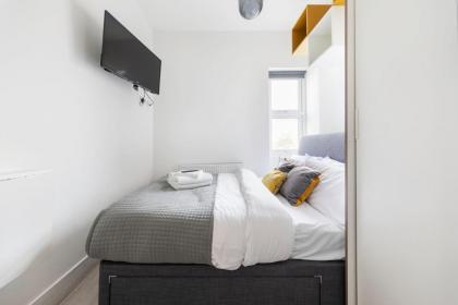 Functional Budget Stay with Wi-Fi and Laundry Facilities near Tube Station - image 3