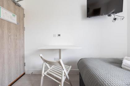 Functional Budget Stay with Wi-Fi and Laundry Facilities near Tube Station - image 4
