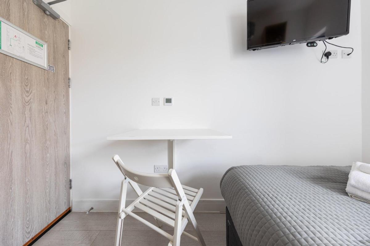 Functional Budget Stay with Wi-Fi and Laundry Facilities near Tube Station - image 4