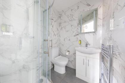 Functional Budget Stay with Wi-Fi and Laundry Facilities near Tube Station - image 5