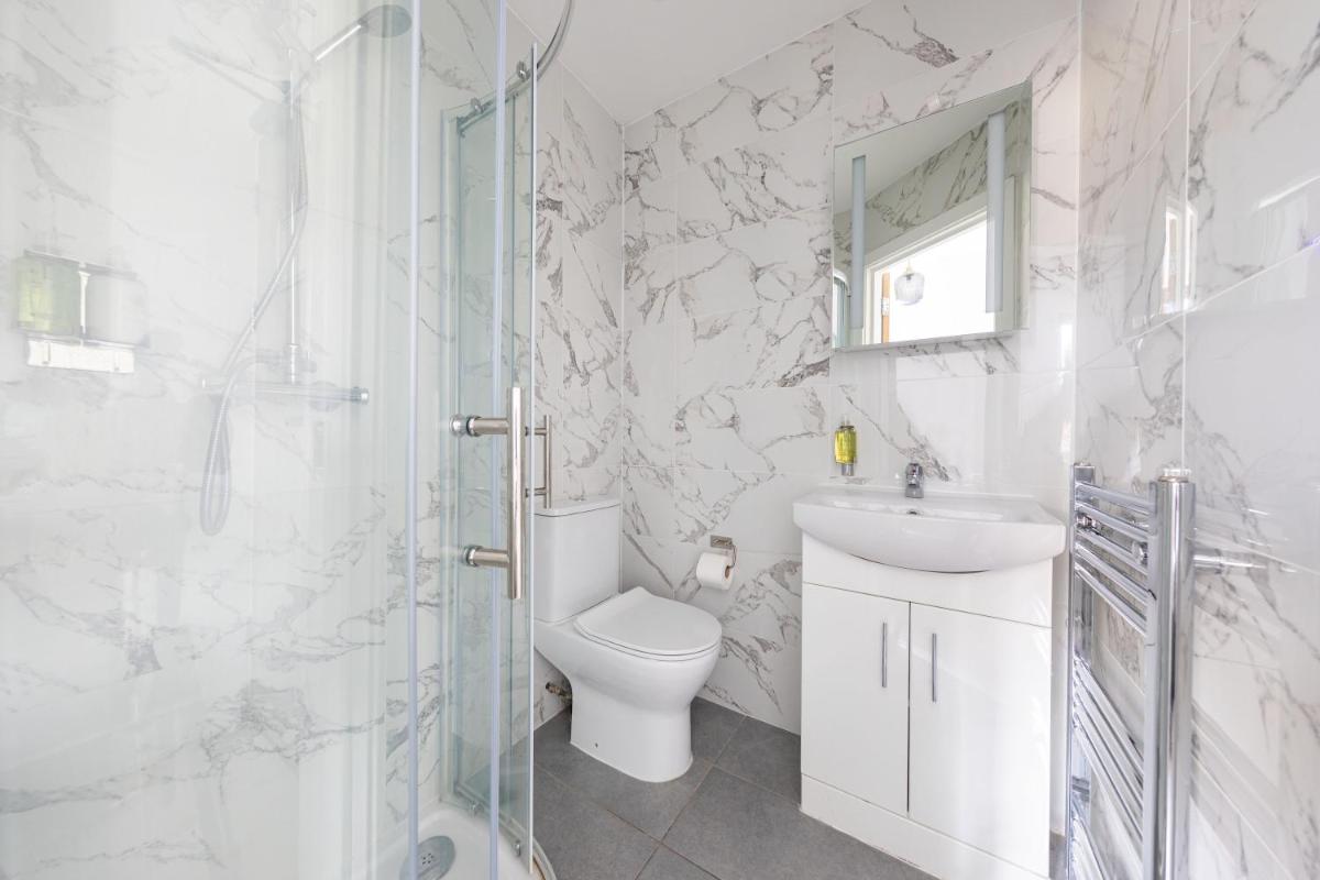 Functional Budget Stay with Wi-Fi and Laundry Facilities near Tube Station - image 5