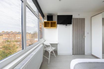 Cozy Rooms with Shared Kitchen and Laundry Area - image 3