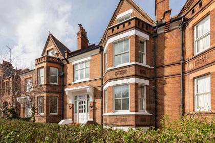 London Double Bedroom Hotel In Tufnell Park With WiFi - image 13