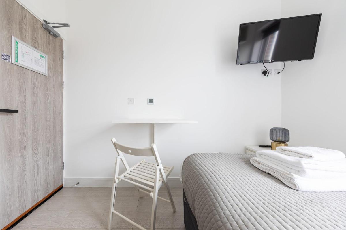 London Double Bedroom Hotel In Tufnell Park With WiFi - image 2