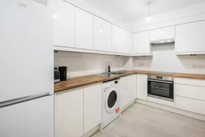 Boutique Modern Hotel Room For Two Near Tube And Bus Stations - image 12