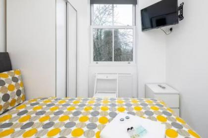 Boutique Modern Hotel Room For Two Near Tube And Bus Stations - image 13
