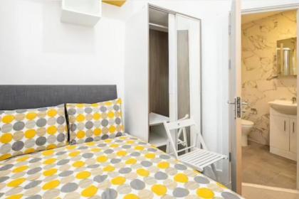 Boutique Modern Hotel Room For Two Near Tube And Bus Stations - image 14
