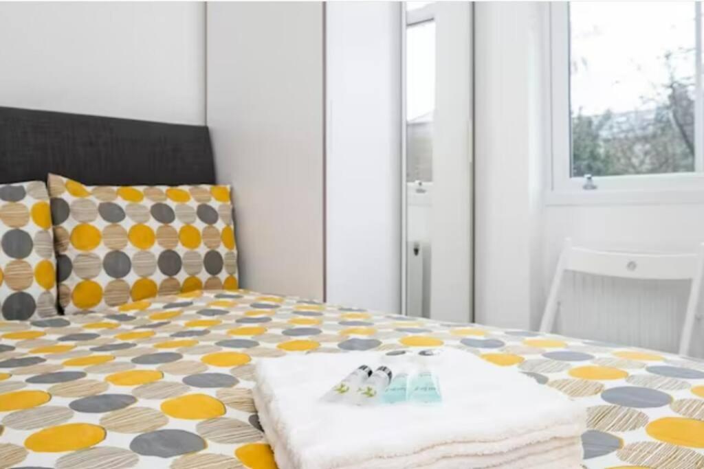 Boutique Modern Hotel Room For Two Near Tube And Bus Stations - image 2