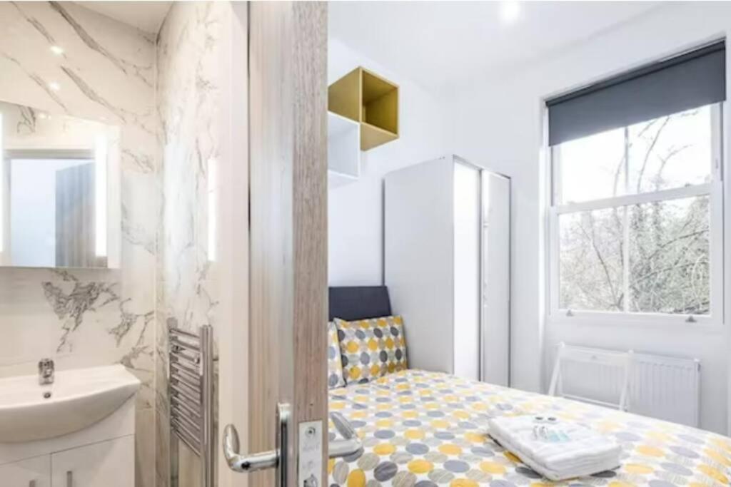 Boutique Modern Hotel Room For Two Near Tube And Bus Stations - image 3